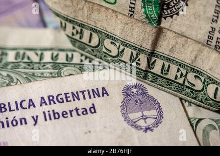 Makrofotografie eines Argentinischen 100-Peso-Gesetzes und eines Dollars (Vereinigte Staaten von Argentinien) Stockfoto