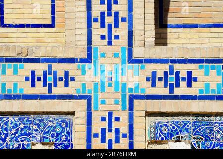 Majolika und symmetrische Keramikfliesen in Ulugh Beg Madrasah. Das Hotel befindet sich auf dem Registroplatz in Samarkand, Usbekistan. Keramik in Blautönen. Stockfoto