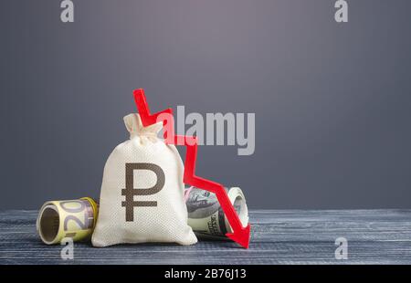 Russische Rubelgeldtasche und roter Pfeil nach unten. Kapitalflucht, hohe Risiken. Kosten Ausgaben. Krise, Einsparung von Verlusten. Wirtschaftliche Schwierigkeiten. Stagnation, Reces Stockfoto
