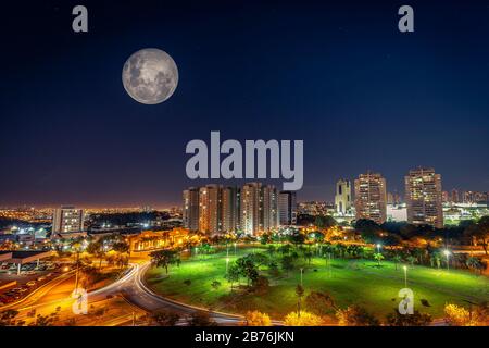 Super Moon scheint nachts in der Stadt Ribeirão Preto Stockfoto