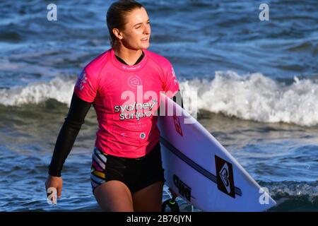 Bronte Macaulay verlässt die Brandung am Manly Beach in Australien Stockfoto