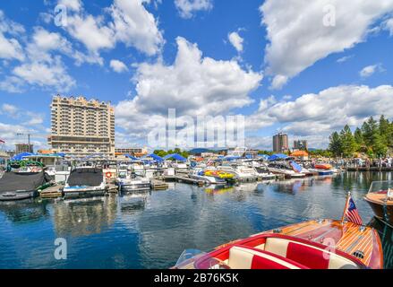 Touristen und Einheimische genießen Sie die jährlichen Wooden Boat Show an der Promenade in der Bergstadt Coeur d'Alene, Idaho, Im inländischen Nordwesten. Stockfoto