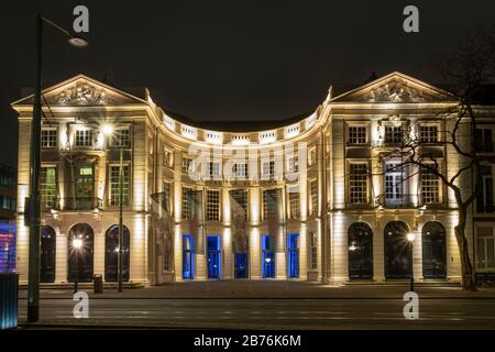 Den Haag - 18. Januar 2019: Den Haag, Niederlande. Königliches Theater in den Haag in der Dämmerung, lange Belichtung, verschwommene Flaggen vor dem Gebäude, T Stockfoto
