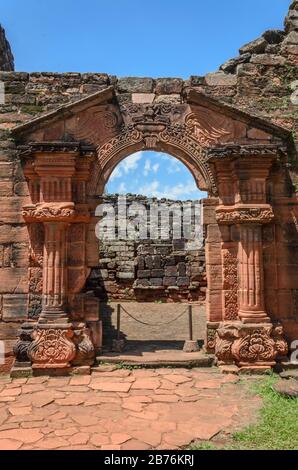 Fassade einer alten Tür in den Ruinen von San Ignacio, Misiones, Argentinien Stockfoto