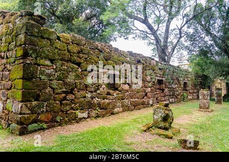 Alte Konstruktionen mit Moos und voller Fenster und einem Korridor auf der Vorderseite in den Ruinen von San Ignacio, Misiones, Argentinien Stockfoto