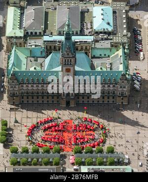 Rathaus von Hamburg mit chinesischem Markt bei der Veranstaltung China Time, 12.08.2012, Luftbild, Deutschland, Hamburg Stockfoto