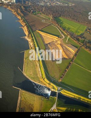 , Emscher fließt in den Rhein bei Dinslaken, 14.12.2014, Luftbild, Deutschland, Nordrhein-Westfalen, Ruhrgebiet, Dinslaken Stockfoto