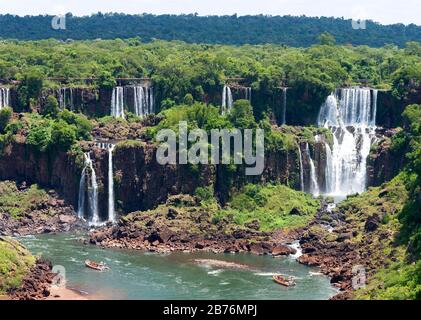 Blick auf die Cataratas do Iguaçu / Iguassu Wasserfälle an der Grenze von Brasilien und Argentinien. Regenwaldlandschaft mit mehreren Wasserfällen und Felsen sichtbar. Stockfoto