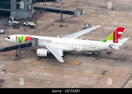 TAP Air Portugal Airbus A330 NEO parkte an der Jet-Brücke des internationalen Flughafens Guarulhos in Sao Paulo, Brasilien. Portugiesische Fluggesellschaft. Stockfoto