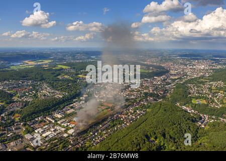 Löscharbeiten an einem zerstörten Feuerwehrdepot in Hagen-Haspe, 07.07.2012, Luftbild, Deutschland, Nordrhein-Westfalen, Ruhrgebiet, ha Stockfoto