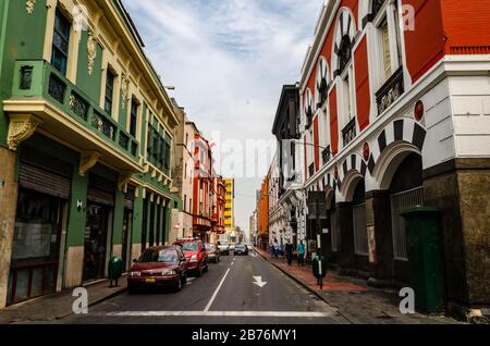 Lima, Peru - 15. Januar 2017: Tägliches Bild von Passanten, die durch die Straßen der Innenstadt von Lima in der Metropole Lima, Peru, schlendern Stockfoto