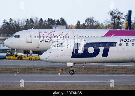 Embraer E195 LR von Polskie Linie Lotnicze LOT und Airbus A320 200 von Wizzair in Gdansk, Polen. September 2019 © Wojciech Strozyk / Alamy Stock Pho Stockfoto