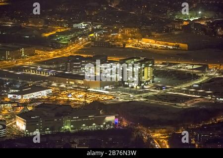 Krupp-Gürtel im Bezirk Westviertel von Essen mit Sitz der ThyssenKrupp AG, Berthold-Beitz-Boulevard und Krupppark mit Seebuehne bei Nacht, Luftaufnahme, Deutschland, Nordrhein-Westfalen, Ruhrgebiet, Essen Stockfoto