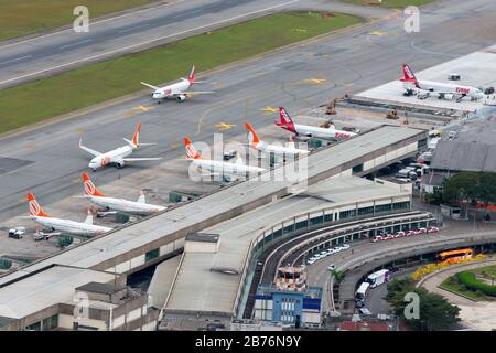 Luftaufnahme des Flughafens Congonhas (CGH / SBSP) in Sao Paulo, Brasilien durch INFRAERO verwaltet. Vielbeschäftigter Flughafenterminal für Inlandsflüge. Stockfoto