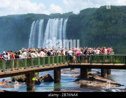 Riesige Touristenmassen an den Iguassu Wasserfällen, auch bekannt als Cataratas do Iguaçu in Brasilien. Mehrere Touristen, die den Tourismus überflüglten. Stockfoto