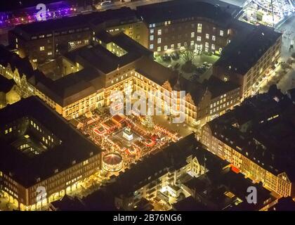 Weihnachtsmarkt auf dem Marktplatz mit Jan Wellem Denkmal in der Nacht, 13.12.2012, Luftbild, Deutschland, Nordrhein-Westfalen, Niederrhein, Düsseldorf Stockfoto