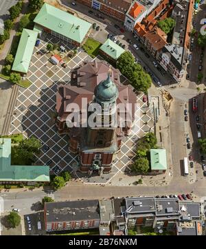 Die evangelische Hauptkirche St. Michaelis, genannt Michel, ist die bekannteste Kirche in Hamburg, 12.08.2012, Luftbild, Deutschland, Hamburg Stockfoto