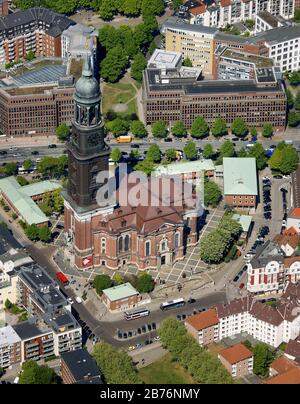 Die evangelische Hauptkirche St. Michaelis, genannt Michel, ist die bekannteste Kirche Hamburgs, 05.05.2011, Luftbild, Deutschland, Hamburg Stockfoto