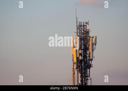 Jaipur, Indien, ca. 2020 - Foto eines Telefonturms inmitten einer Wohngegend. Der Turm besteht aus Metall und wird für Bo verwendet Stockfoto