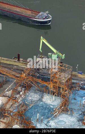 Ausgebrannte Lagerhalle auf dem Gelände des Düngemittelherstellers COMPO im Rheinhafen Krefeld, 10.10.2012, Luftaufnahme, Deutschland, Nordrhein-Westfalen, Krefeld Stockfoto