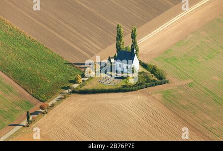 , kleine Kapelle Heilig-Kreuz-Kapelle, Heilig-Kreuz-Kapelle, Mertloch, 25.09.2011, Luftbild, Deutschland, Rheinland-Pfalz, Maifeld Stockfoto