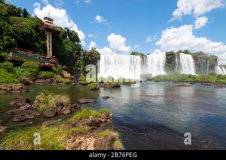 Cataratas do Iguaçu Naturlandschaft in Südamerika mit mehreren Wasserfällen. Infrastruktur des Nationalparks, die einen Turm/Aufzug für Touristen zeigt. Stockfoto