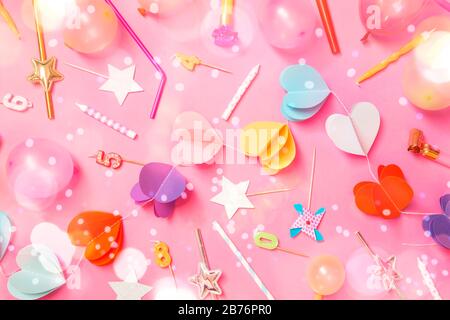 Party Zubehör auf rosa Hintergrund Stockfoto