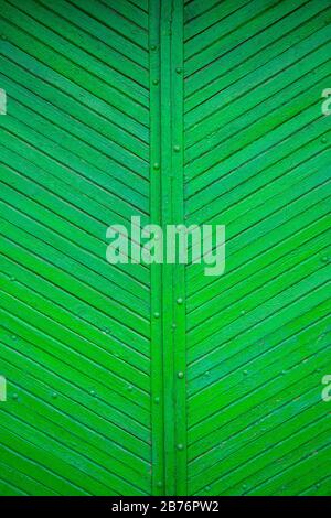 Die Textur der alten grünen Tafel, die diagonal angeordnet ist. Stockfoto