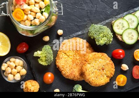 Vegetarische Burger mit Humus und frischem Gemüse Stockfoto