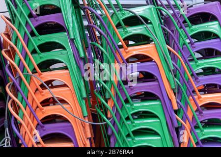 Gestapelte Stühle, Cambridge MA 11-2019 Stockfoto