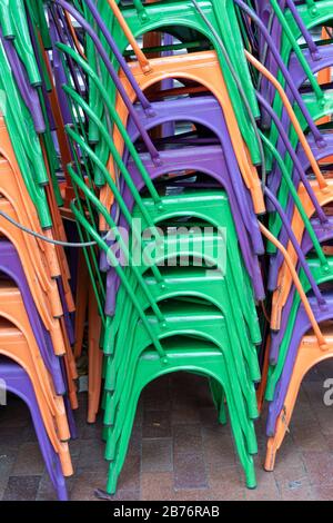 Gestapelte Stühle, Cambridge MA 11-2019 Stockfoto