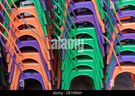 Gestapelte Stühle, Cambridge MA 11-2019 Stockfoto