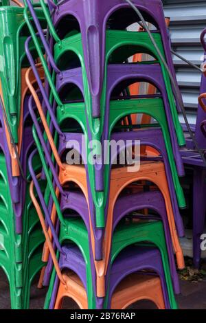 Gestapelte Stühle, Cambridge MA 11-2019 Stockfoto