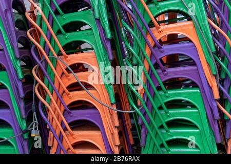 Gestapelte Stühle, Cambridge MA 11-2019 Stockfoto