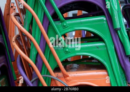 Gestapelte Stühle, Cambridge MA 11-2019 Stockfoto