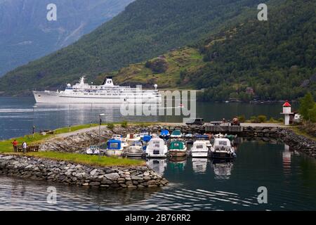 Kreuzfahrtschiff und Bootshafen in Aurlandsfjord, Flam Village, Sognefjorden, Western Fjords, Norwegen, Skandinavien Stockfoto