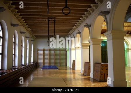 Prag, Tschechien. März 2020. Am 13. März 2020 ist in Prag, Tschechien, eine leere Turnhalle zu sehen. Die tschechische Regierung erklärte am Donnerstag nach einer außerordentlichen Kabinettssitzung zum COVID-19-Ausbruch einen 30-tägigen Ausnahmezustand. Der öffentliche Zugang zu Sportanlagen, Turnhallen, Schwimmbädern, Wellnesseinrichtungen und Saunen, Musik- und Sozialvereinen, Bibliotheken oder Galerien ist am Freitag ab 6 Uhr verboten. Credit: Dana Kesnerova/Xinhua/Alamy Live News Stockfoto