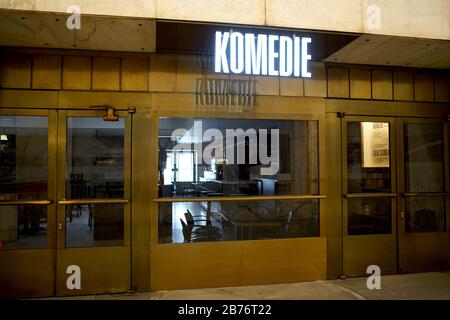 Prag, Tschechien. März 2020. Am 13. März 2020 ist in Prag, Tschechien, ein Theater geschlossen. Die tschechische Regierung erklärte am Donnerstag nach einer außerordentlichen Kabinettssitzung zum COVID-19-Ausbruch einen 30-tägigen Ausnahmezustand. Der öffentliche Zugang zu Sportanlagen, Turnhallen, Schwimmbädern, Wellnesseinrichtungen und Saunen, Musik- und Sozialvereinen, Bibliotheken oder Galerien ist am Freitag ab 6 Uhr verboten. Credit: Dana Kesnerova/Xinhua/Alamy Live News Stockfoto