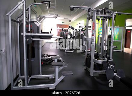 Prag, Tschechien. März 2020. Am 13. März 2020 ist in Prag, Tschechien, eine leere Turnhalle zu sehen. Die tschechische Regierung erklärte am Donnerstag nach einer außerordentlichen Kabinettssitzung zum COVID-19-Ausbruch einen 30-tägigen Ausnahmezustand. Der öffentliche Zugang zu Sportanlagen, Turnhallen, Schwimmbädern, Wellnesseinrichtungen und Saunen, Musik- und Sozialvereinen, Bibliotheken oder Galerien ist am Freitag ab 6 Uhr verboten. Credit: Dana Kesnerova/Xinhua/Alamy Live News Stockfoto