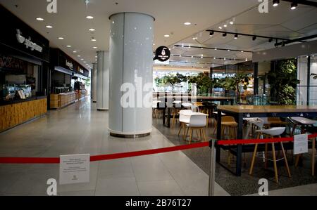 Prag, Tschechien. März 2020. Fast-Food-Stände sind am 13. März 2020 in einem Einkaufszentrum in Prag, Tschechien, geschlossen. Die tschechische Regierung erklärte am Donnerstag nach einer außerordentlichen Kabinettssitzung zum COVID-19-Ausbruch einen 30-tägigen Ausnahmezustand. Der öffentliche Zugang zu Sportanlagen, Turnhallen, Schwimmbädern, Wellnesseinrichtungen und Saunen, Musik- und Sozialvereinen, Bibliotheken oder Galerien ist am Freitag ab 6 Uhr verboten. Credit: Dana Kesnerova/Xinhua/Alamy Live News Stockfoto