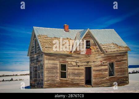 Verlassenes Bauernhaus in der Winterlandschaft Stockfoto