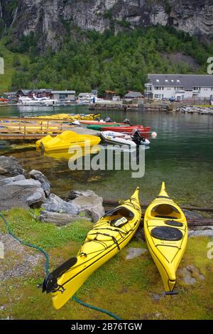 Kajaktouren, Geiranger Village, Geirangerfjord, Northern Fjord Region, Norwegen, Skandinavien Stockfoto