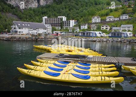 Kajaktouren, Geiranger Village, Geirangerfjord, Northern Fjord Region, Norwegen, Skandinavien Stockfoto