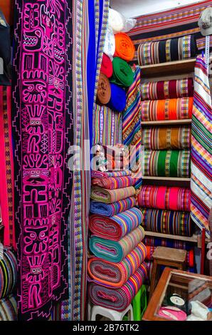 Vorführung traditioneller Stoffe in Cusco, Peru Stockfoto