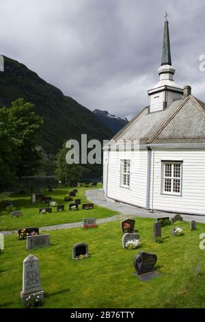 Geiranger Kirche & Friedhof, Geiranger Dorf, Geirangerfjord, nördlichen Fjord Region, Norwegen, Skandinavien Stockfoto