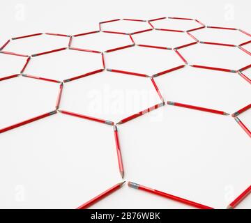 Graphitstifte, die die hexagonale Bildung eines Gitters von Graphen-Atomen darstellen Stockfoto