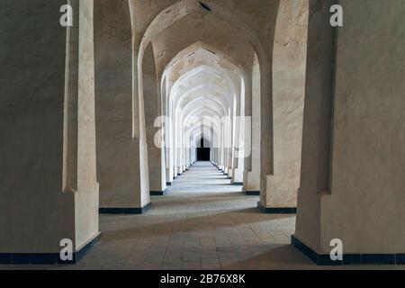 Arkade von POI Kalyan madrasa. Antike Gebäude des mittelalterlichen islamischen Komplexes von POI Kalyan. Buchara. Usbekistan Stockfoto