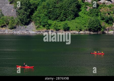 Kajaks in Geirangerfjord, More og Romsdal County, Norwegen Stockfoto