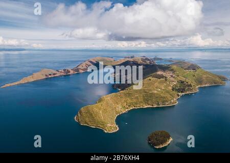 Luftaufnahme von Sun Island (Spanisch: Isla del Sol) auf dem Titicacasee in Bolivien, Südamerika. Stockfoto