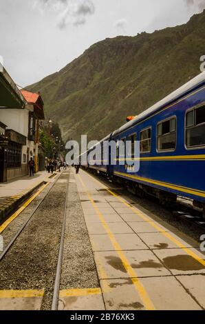 Ollantaytambo, Peru - 19. Januar 2017: Bahnhof von Ollantaytambo nach Aguas Calientes mit Menschen, die im Rücken laufen Stockfoto